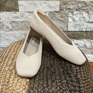 VIVAIA Women's Woven Tan Flats Sz. 39 (8 1/2 US)